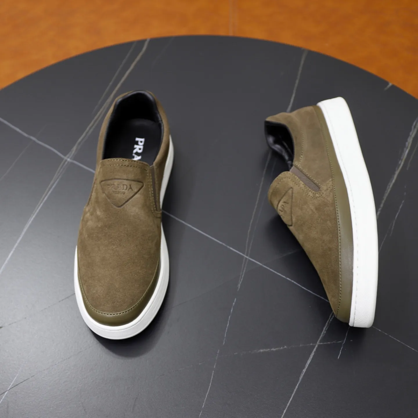 Ex-factory price: 420💰🙅‍♂️🙅‍♂️🙅‍♂️ Brand: PRADA Standard code: 38-44 (45 customized) Grade: Same as the official website Material: Original leather splicing, comfortable and breathable lining, original wear-resistant outsole Style category: Men's fashionable casual shoes, running shoes, noble luxury brand elements, top luxury Color: actual picture color